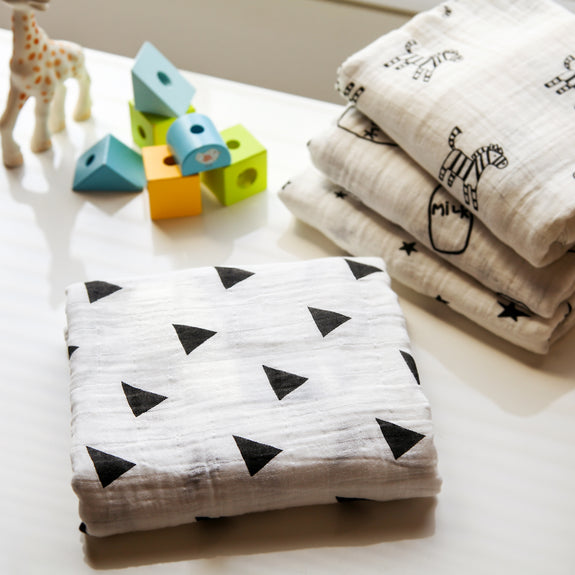 Newborn Baby Swaddle Blanket TRIANGLE print / Ultra Soft, 100% Cotton Muslin Receiving Blanket, minination, minination